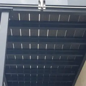 Moderne Stahlbalkon-Unterkonstruktion mit Stahlträgern und wetterfestem Bodenbelag.